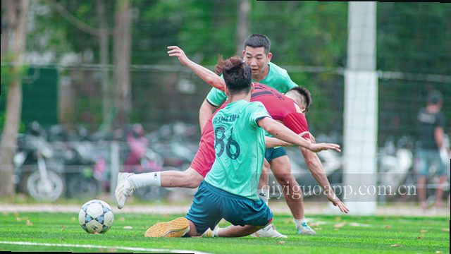 阳光穿过窗户，他合上文件夹，指尖轻敲屏幕，流程已走过半。